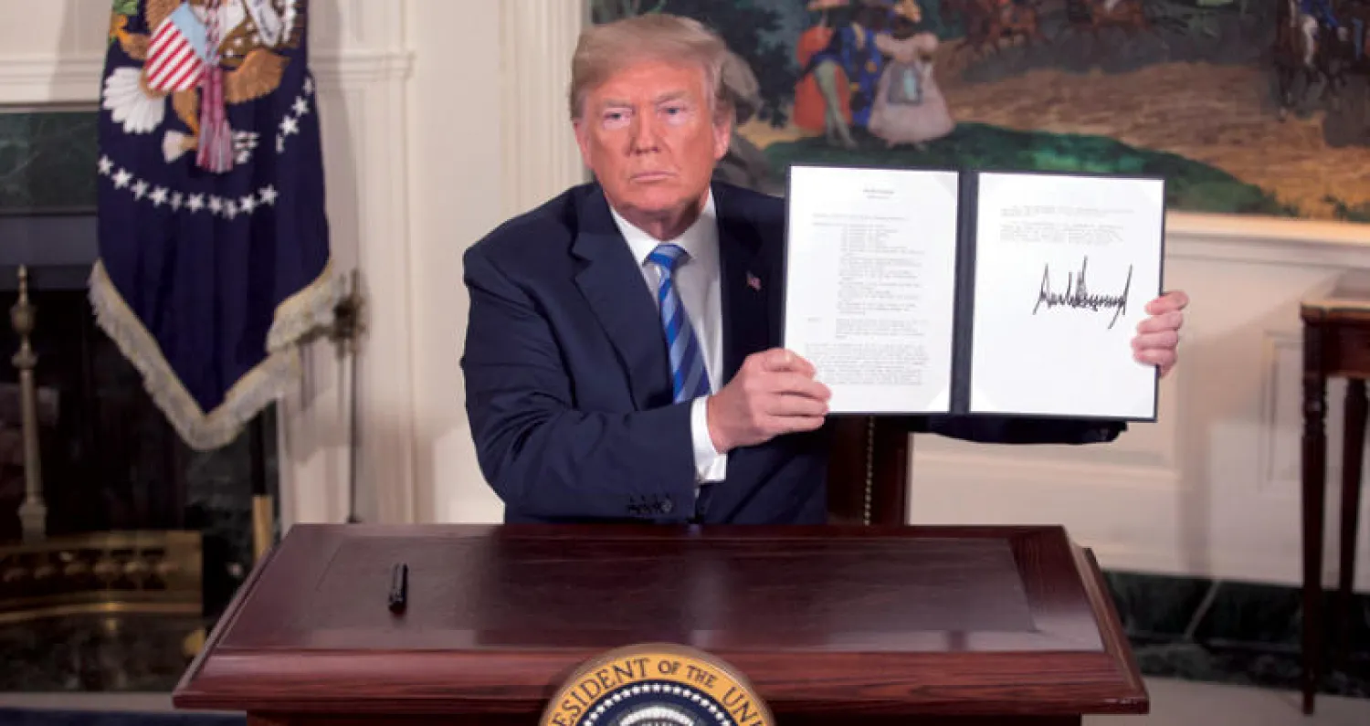 الرئيس ترمب بعد توقيعه مرسوماً يعيد فرض العقوبات على إيران في البيت الأبيض أمس (إ.ب.أ)