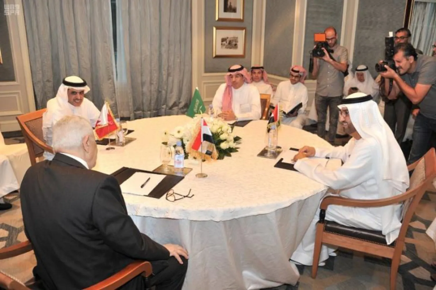 شدد الوزراء رفضهم ترويج بعض وسائل الإعلام لجماعات وشخصيات إرهابية وفتح المجال لها لبث سمومها في العالم العربي (واس)