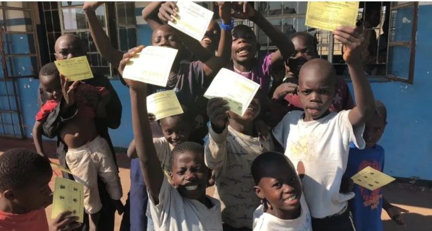 أطفال في زامبيا يحملون شهادات تثبت تلقيهم تطعيما ضد الكوليرا (تلغراف)