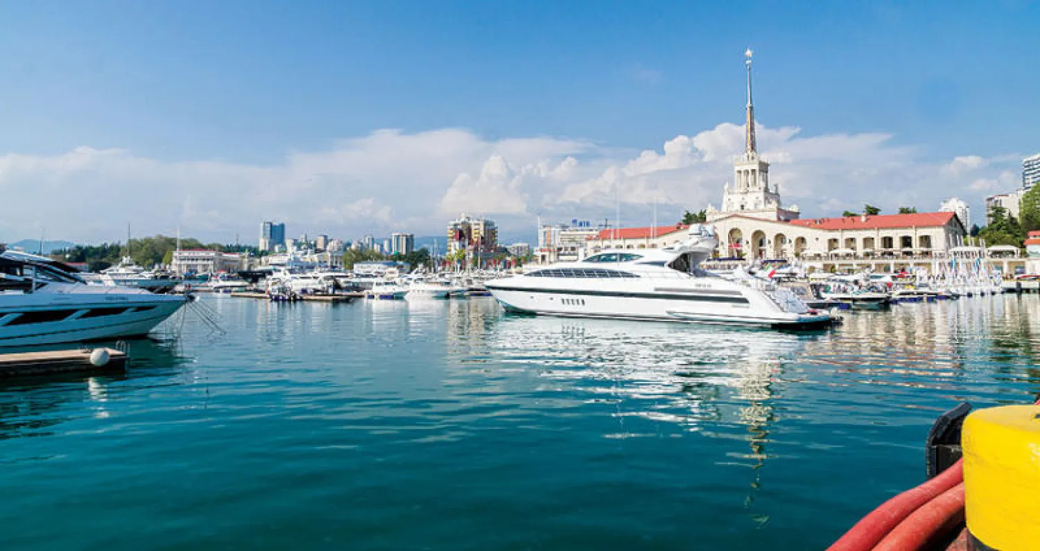 يُعتبر لحم الضأن وجبة أساسية في مطعم «باران رابان» في سوتشي - سائحة تنظر إلى سفوح القوقاز المطلة على البحر الأسود في سوتشي