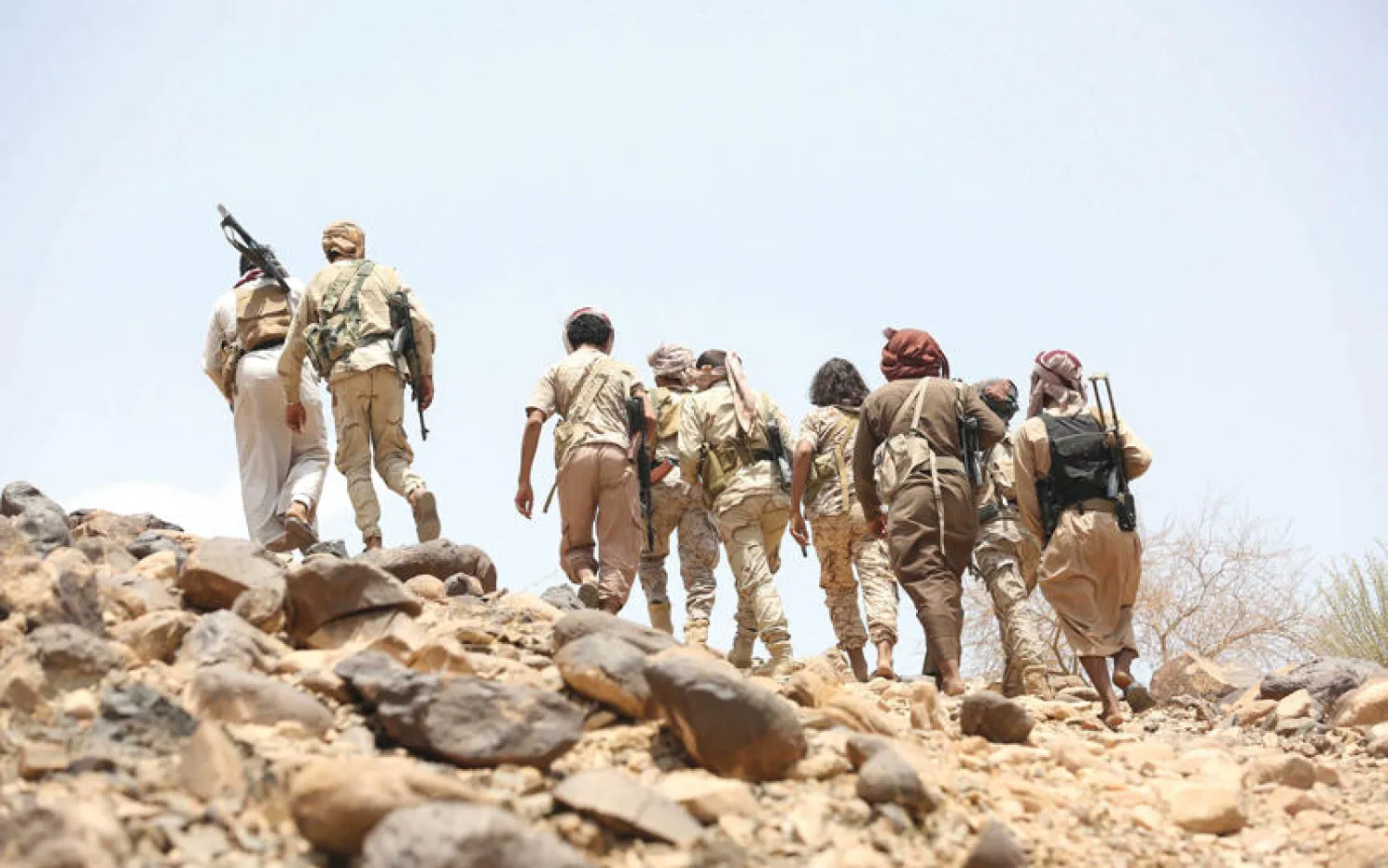 عناصر بالجيش اليمني (رويترز)