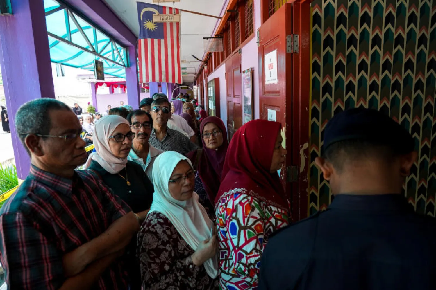 ماليزيون يصطفون للتصويت خلال الانتخابات العامة في كوالا لمبور(رويترز) 