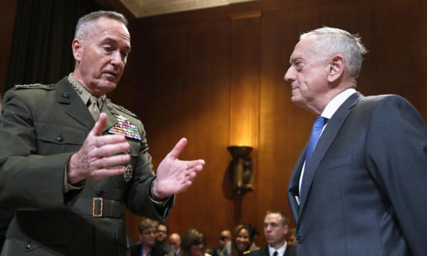 وزير الدفاع جيم ماتيس يستمع إلى رئيس هيئة الأركان المشتركة الجنرال جوزيف دانفورد لدى وصولهما إلى لجنة فرعية تابعة لمجلس الشيوخ (آ.ب)