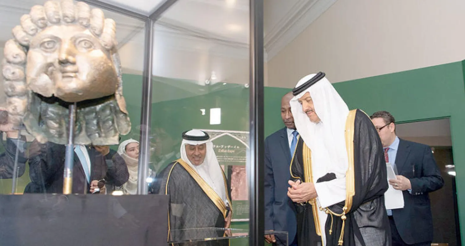 الأمير سلطان بن سلمان أثتاء زيارته معرض «طرق التجارة في الجزيرة العربية - روائع آثار المملكة العربية السعودية عبر العصور» بطوكيو ({الشرق الأوسط})