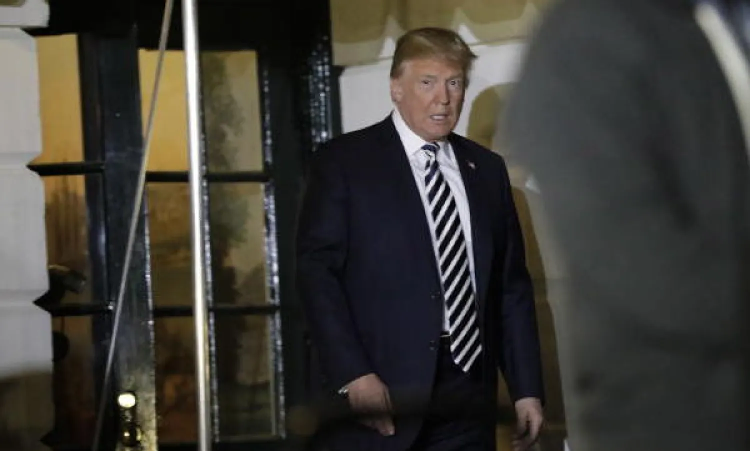 الرئيس الأميركي دونالد ترمب يخرج من البيت الأبيض إلى السفينة البحرية الأولى لحضور حدث في قاعدة أندروز بواشنطن (إ.ب.أ)