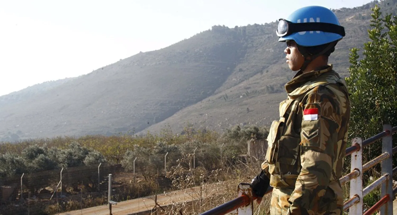 A UN peacekeeper stands at a lookout point in Adaisseh village near the Lebanese-Israeli border, southern Lebanon, December 21, 2015 (AFP 2018 / Karamallah Daher)