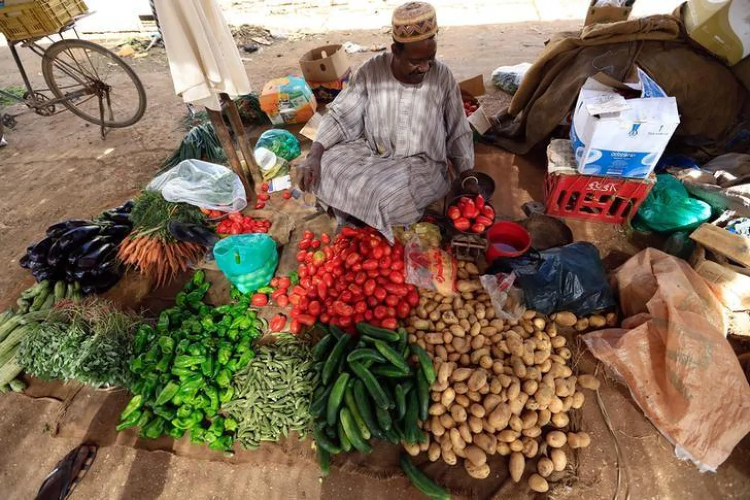A street vendor waits for customers in Khartoum, Sudan, December 2, 2016. REUTERS/Mohamed Nureldin Abdallah.

