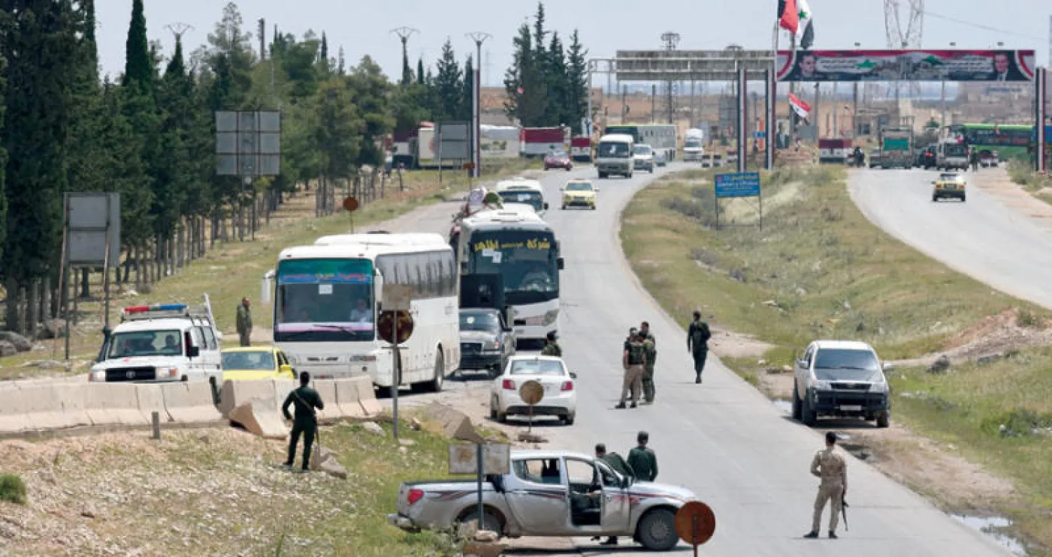 باصات لنقل آخر دفعة من مهجري جنوب دمشق أمس (أ.ف.ب)