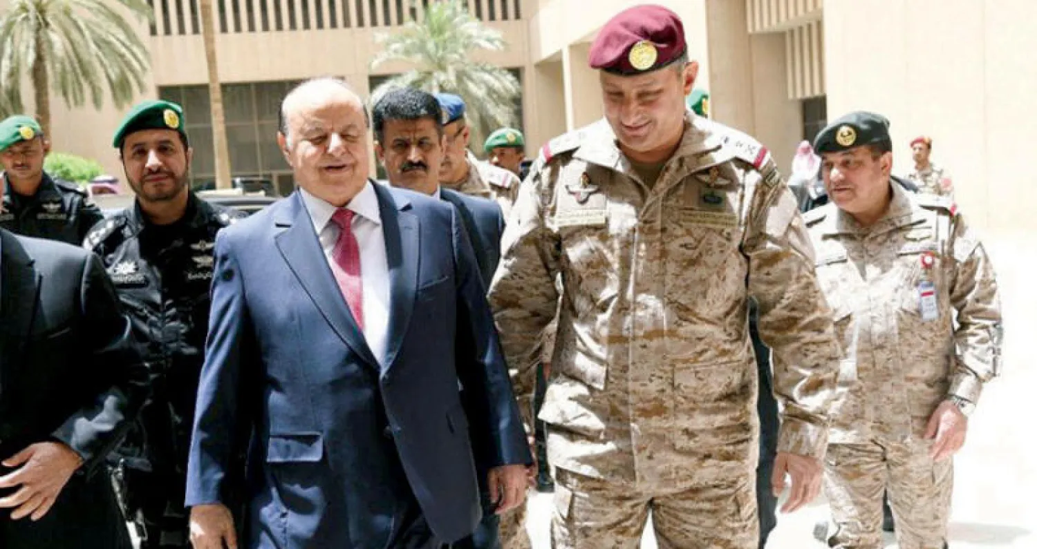 الأمير فهد بن تركي لدى استقباله هادي في مقر القوات المشتركة أمس (واس)