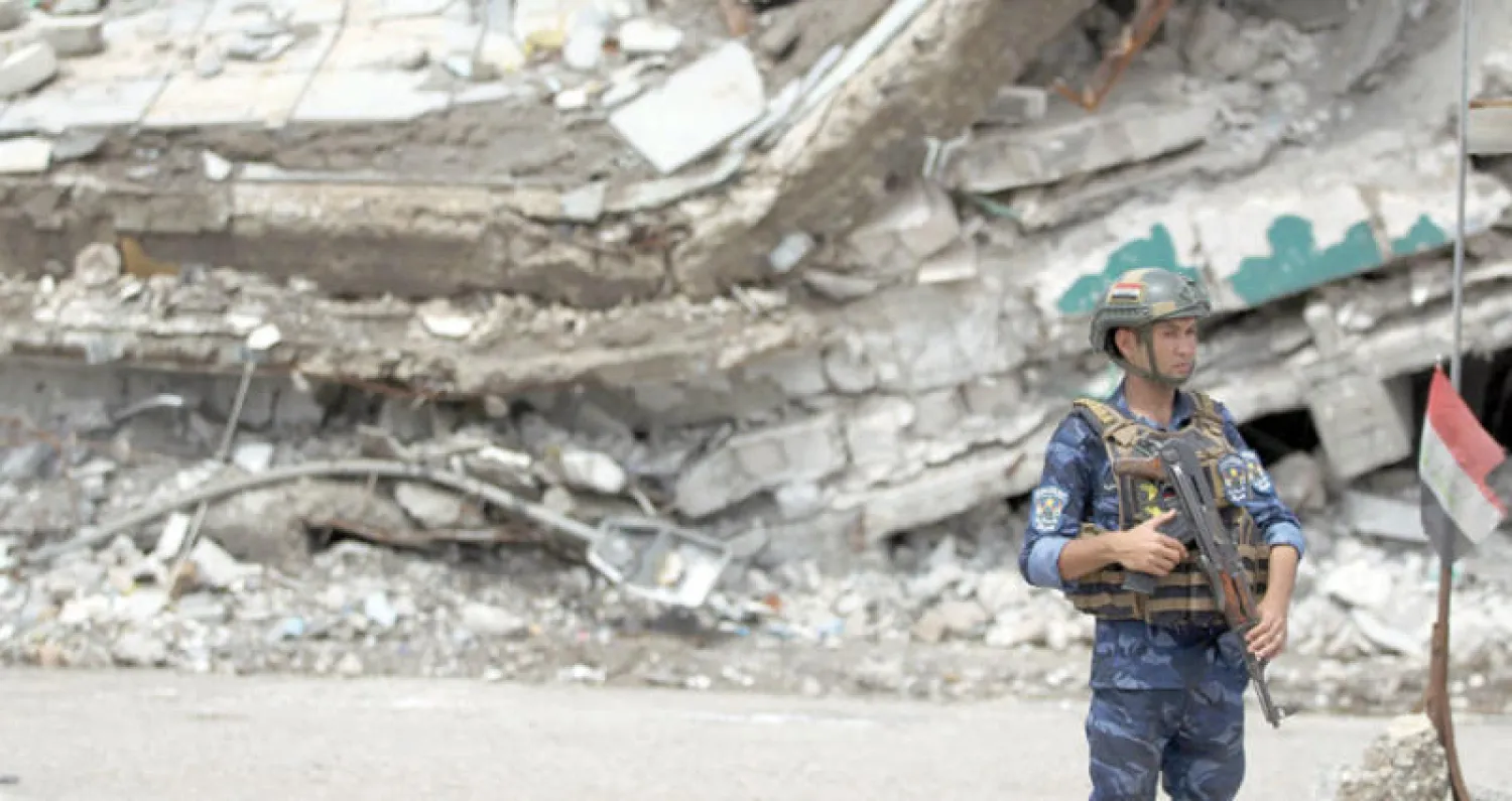 جندي في إحدى نقاط الحراسة في مدينة الموصل المدمرة التي تستعد للاقتراع اليوم (أ.ف.ب)