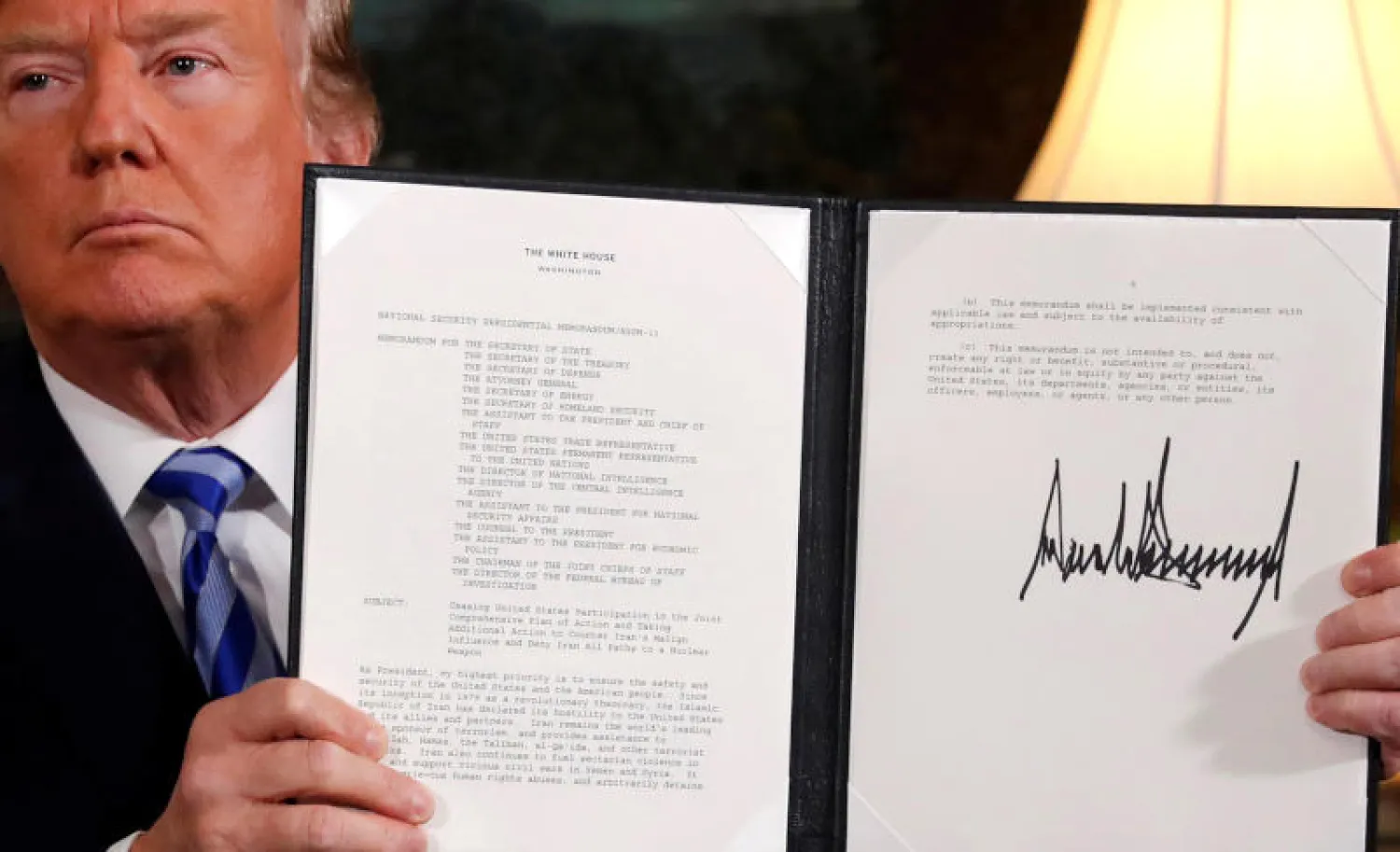 الرئيس الأميركي دونالد ترمب بعد توقيعه الانسحاب من الاتفاق النووي الإيراني (رويترز)