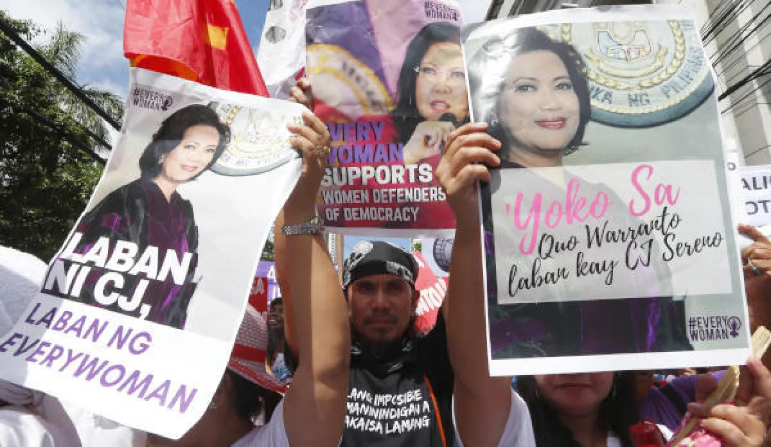 نشطاء ضد عزل رئيسة المحكمة في تظاهرة أمام المحكمة العليا في العاصمة الفيلبينية مانيلا (ا.ب)