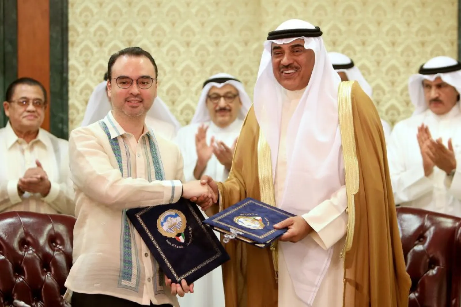 وزيرا الخارجية الكويتي الشيخ صباح الخالد الحمد الصباح والفلبيني آلان بيتر كايتانو بعد توقيع الاتفاقية (أ.ف.ب)