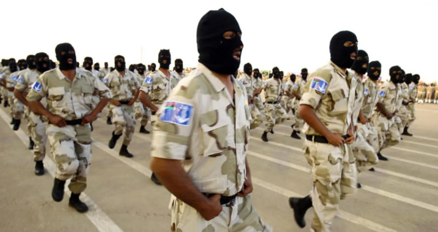 جنود من الجيش الوطني الليبي بقيادة المشير حفتر خلال عرض عسكري في بنغازي يوم 7 مايو الحالي (أ.ف.ب)