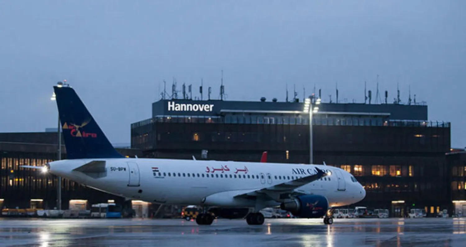 راكب يهاجم مضيفاً على متن طائرة مصرية متوجهة إلى ألمانيا