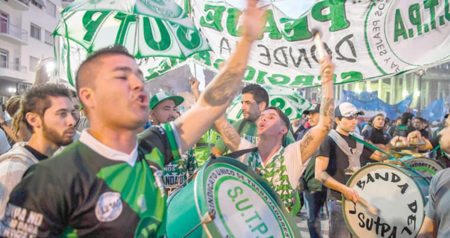 النقابات العمالية تتظاهر أمام البرلمان في بيونس إيريس خلال مناقشة رفع الضرائب على الخدمات العامة (أ.ف.ب)