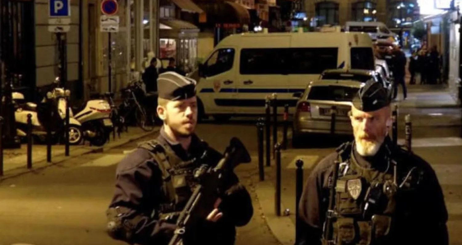 رجال الشرطة الفرنسية أمام موقع الاعتداء (رويترز)