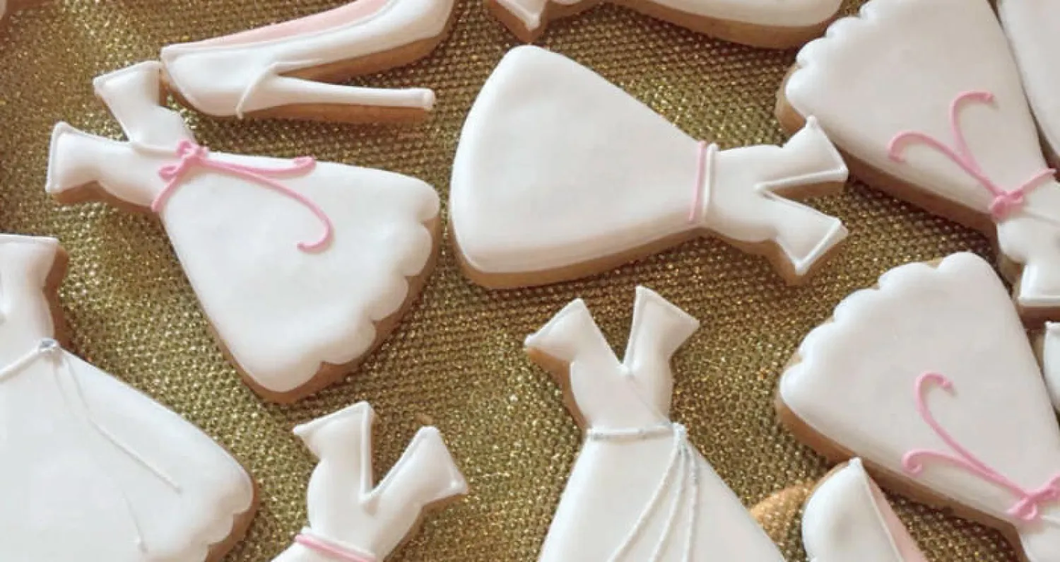 فرصة لتعلم تحضير الحلوى على شكل فستان زفان احتفالا بالعرس الملكي الأسبوع المقبل