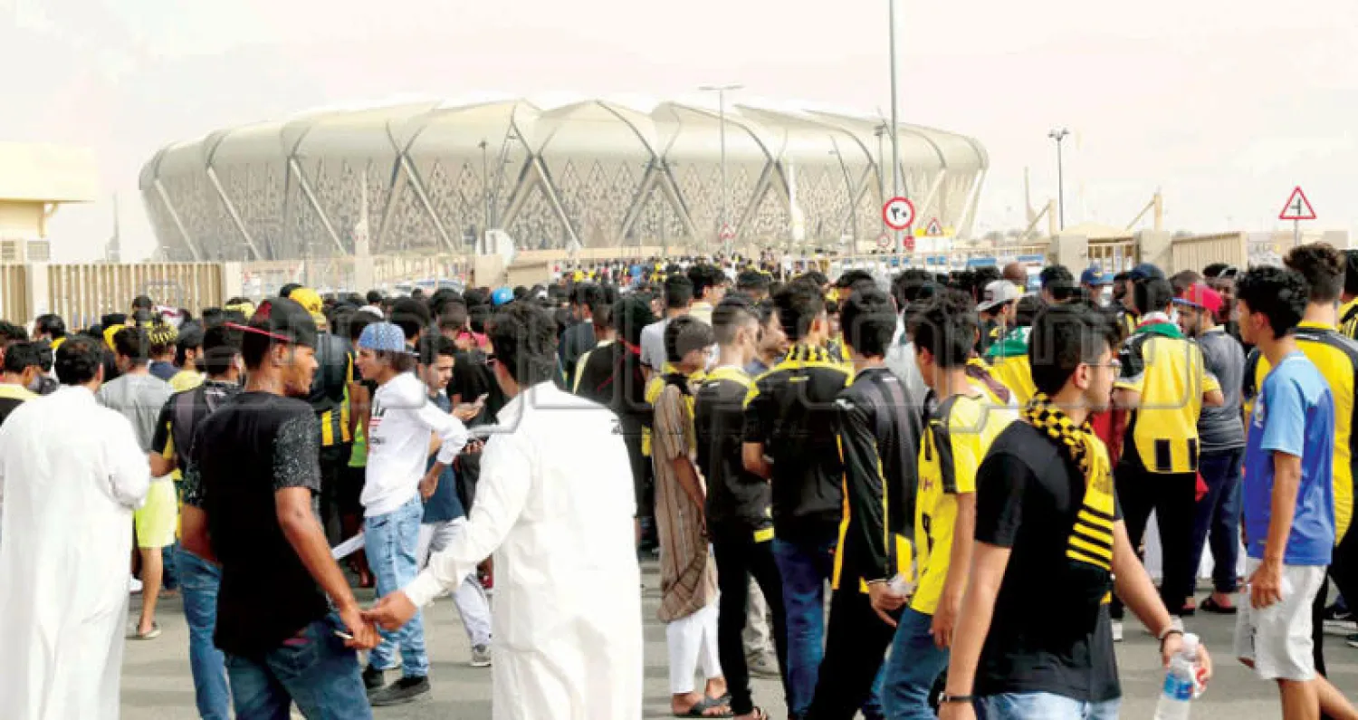جماهير اتحادية مع اللحظات الأولى لفتح البوابات قبل المباراة النهائية ضد الفيصلي على ملعب «الجوهرة» في جدة أمس (تصوير: غازي مهدي)