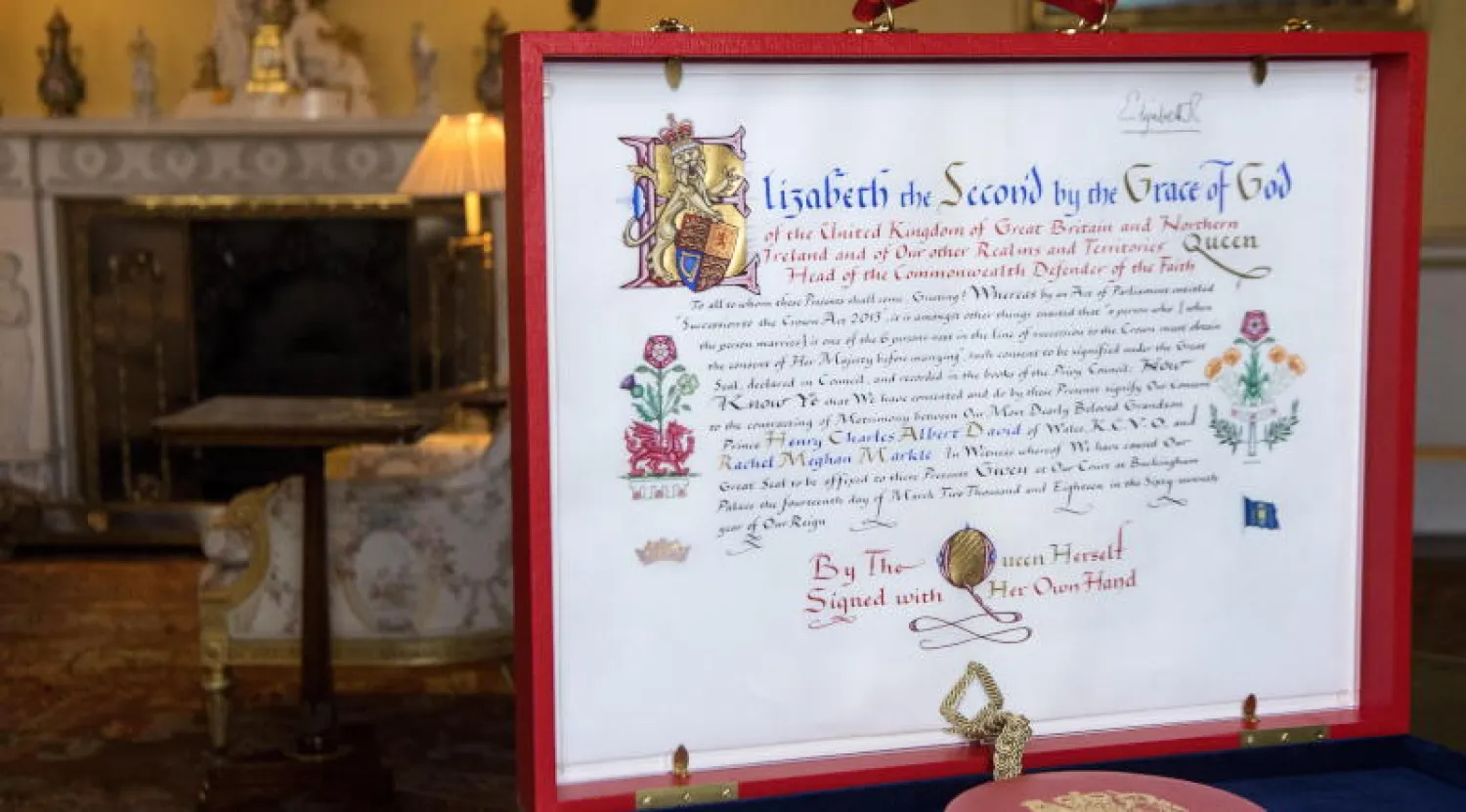 الوثيقة الرسمية لموافقة الملكة إليزابيث على زواج هاري وماركل (أ.ف.ب)