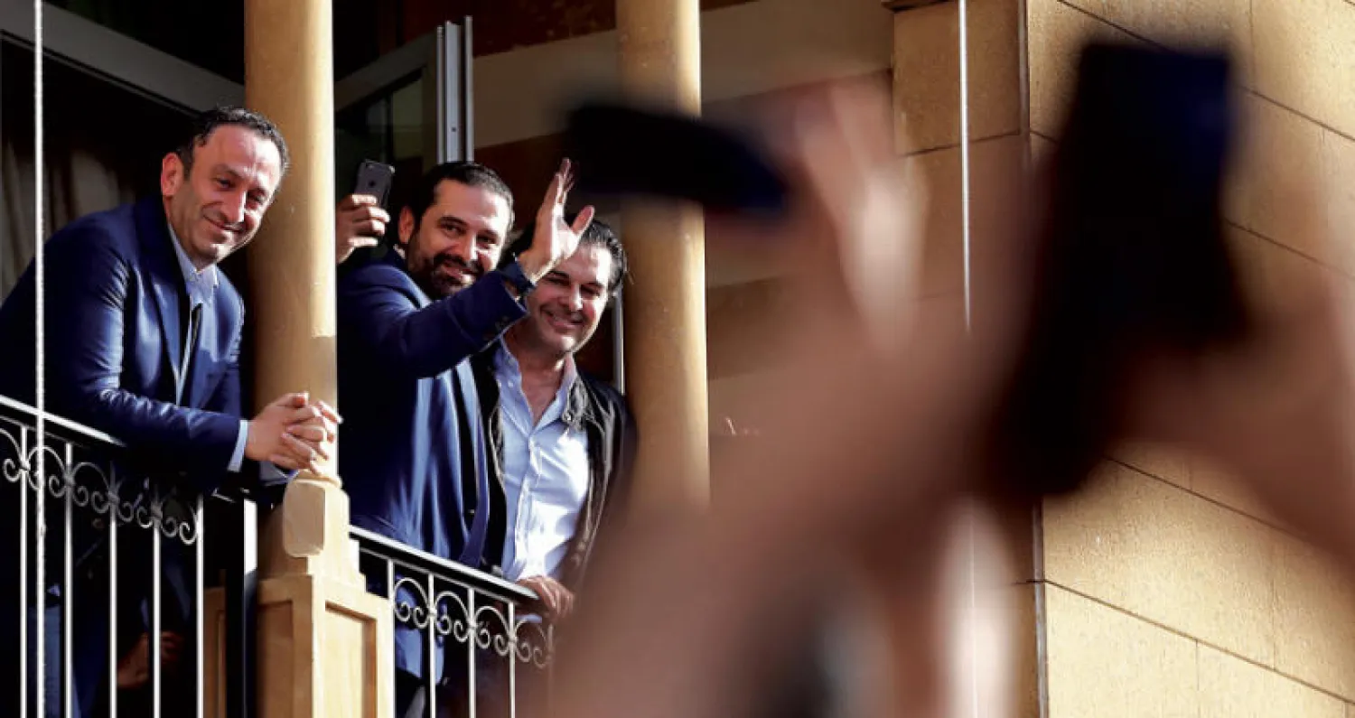 رئيس الحكومة سعد الحريري يحيي جمهور «تيار المستقبل» من شرفة بيته في بيروت الجمعة الماضي (أ.ب)