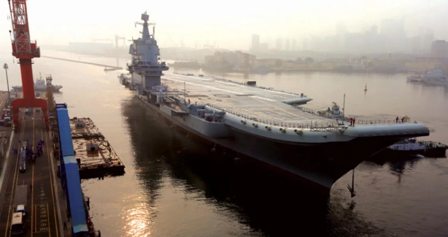 أول حاملة طائرات صينية الصنع تغادر مرفأ داليان أمس (رويترز)