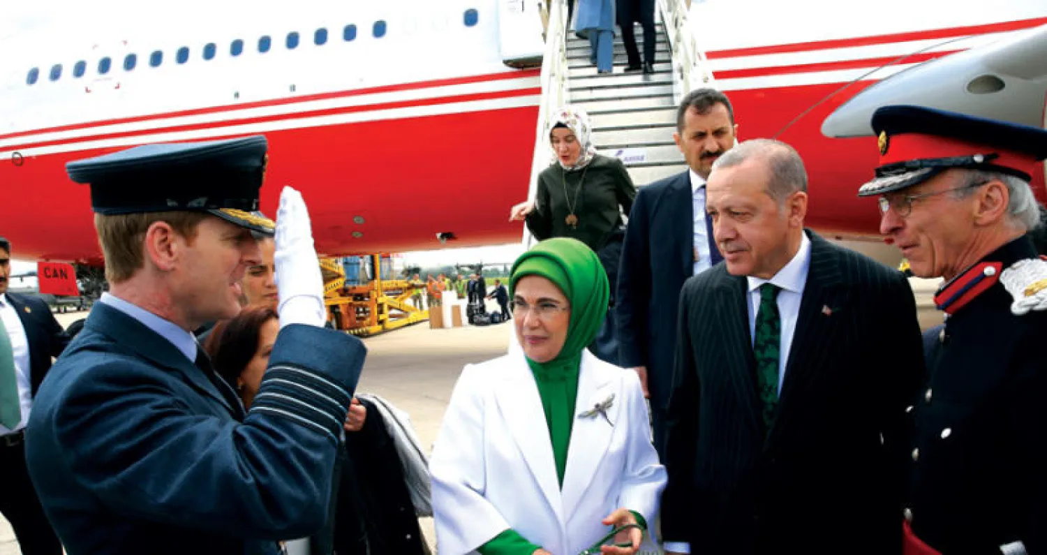إردوغان وزوجته يصلان إلى مطار بريز نورتن التابع لسلاح الجو الملكي البريطاني أمس (رويترز)