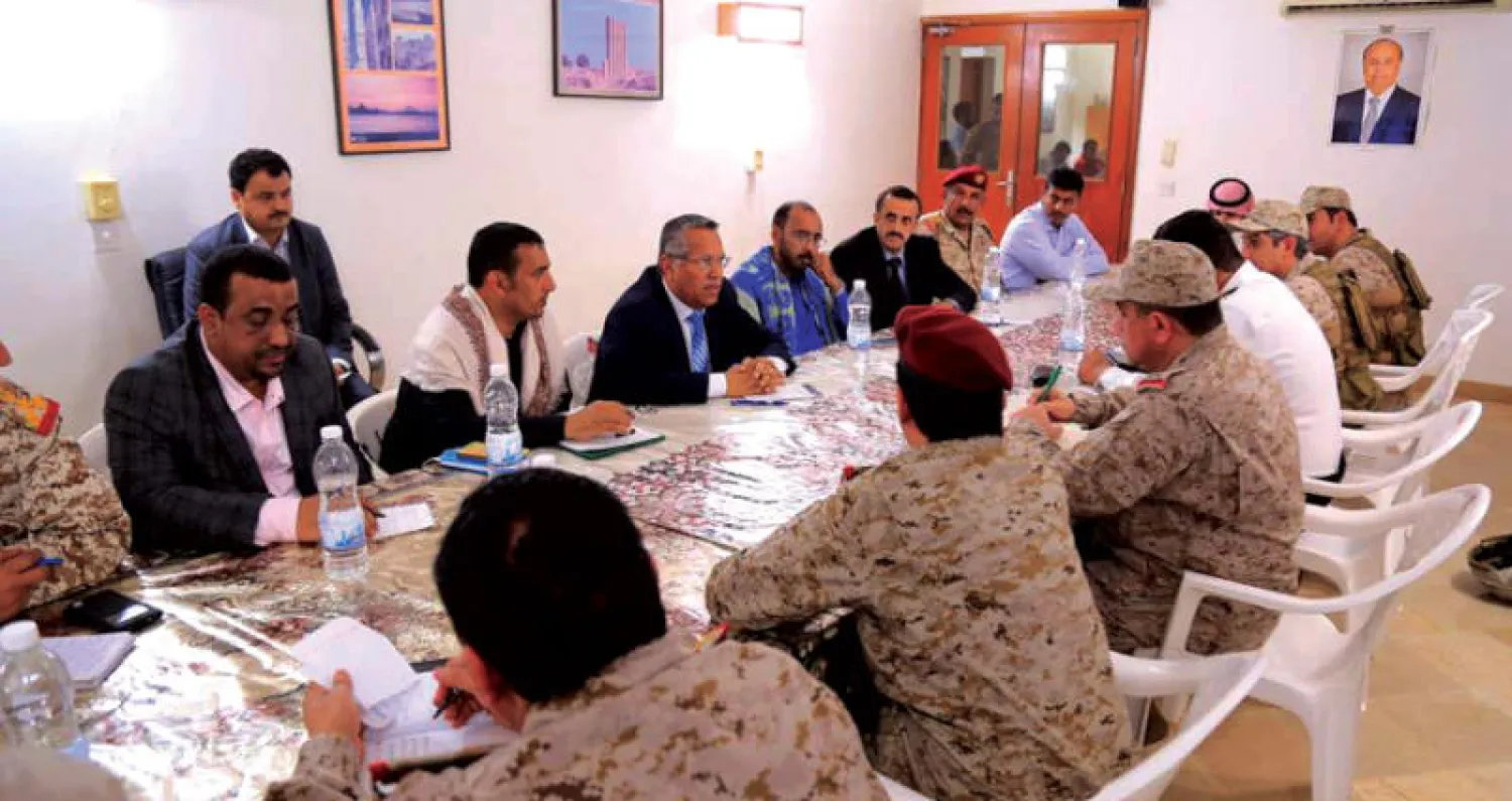 رئيس الوزراء اليمني لدى لقائه مسؤولين سعوديين في سقطرى أمس (سبأ)