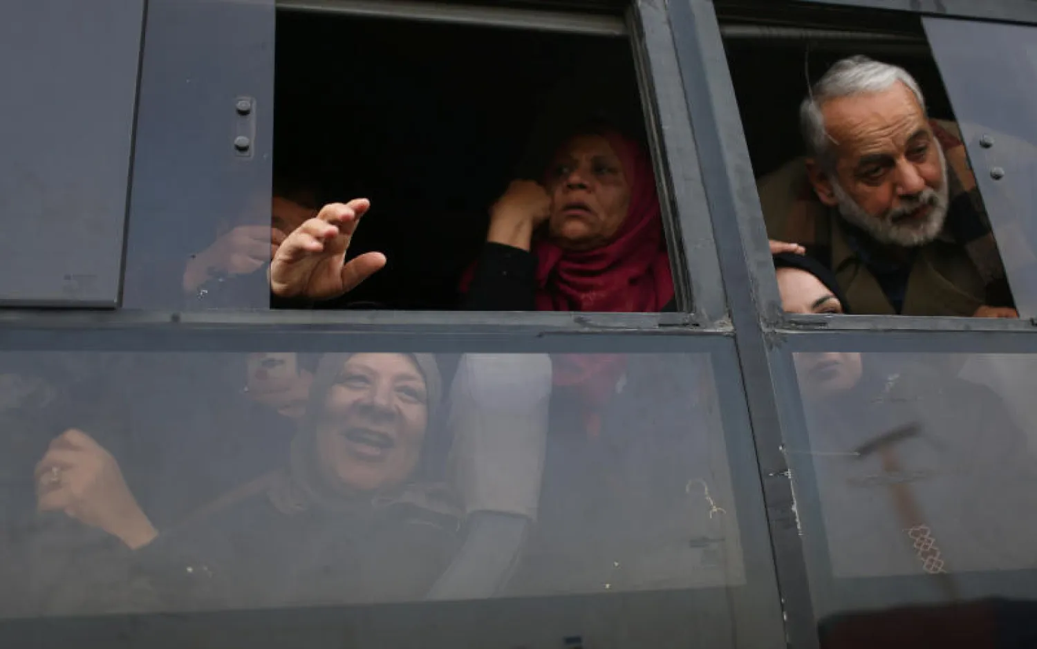 فلسطنيون ينتظرون في حافلة للسفر إلى مصر بعد فتح معبر رفح الحدودي في جنوب قطاع غزة (رويترز)