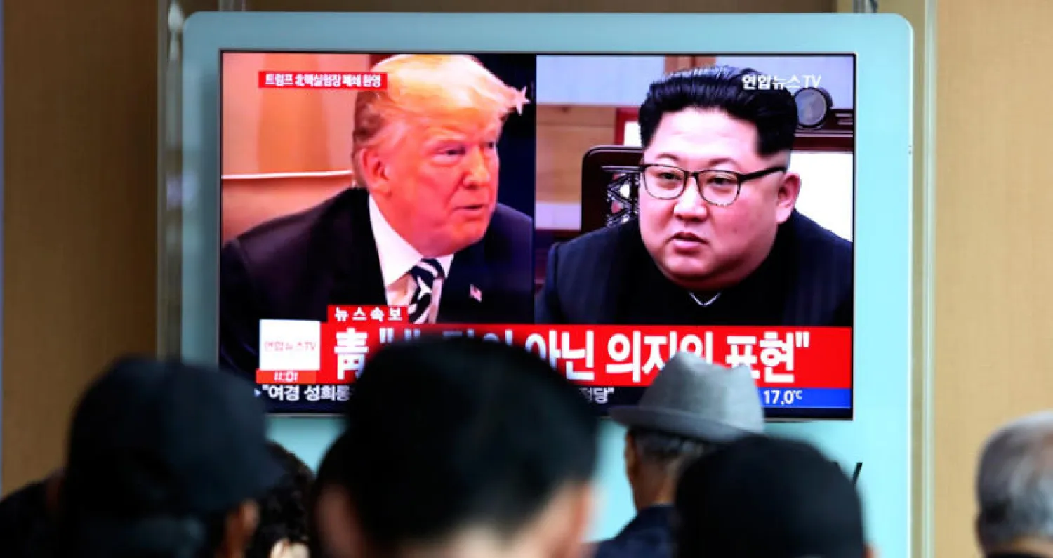 كوريون جنوبيون يتابعون نشرة إخبارية حول العلاقات الأميركية - الكورية الشمالية في سيول أمس (أ.ب)