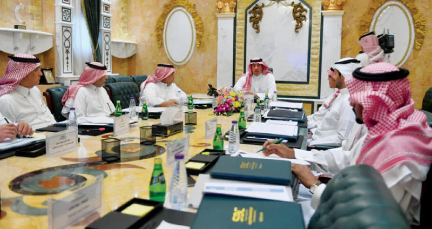 وزير الثقافة والإعلام خلال ترؤسه اجتماع مجلس إدارة هيئة الإذاعة والتلفزيون أمس (واس)