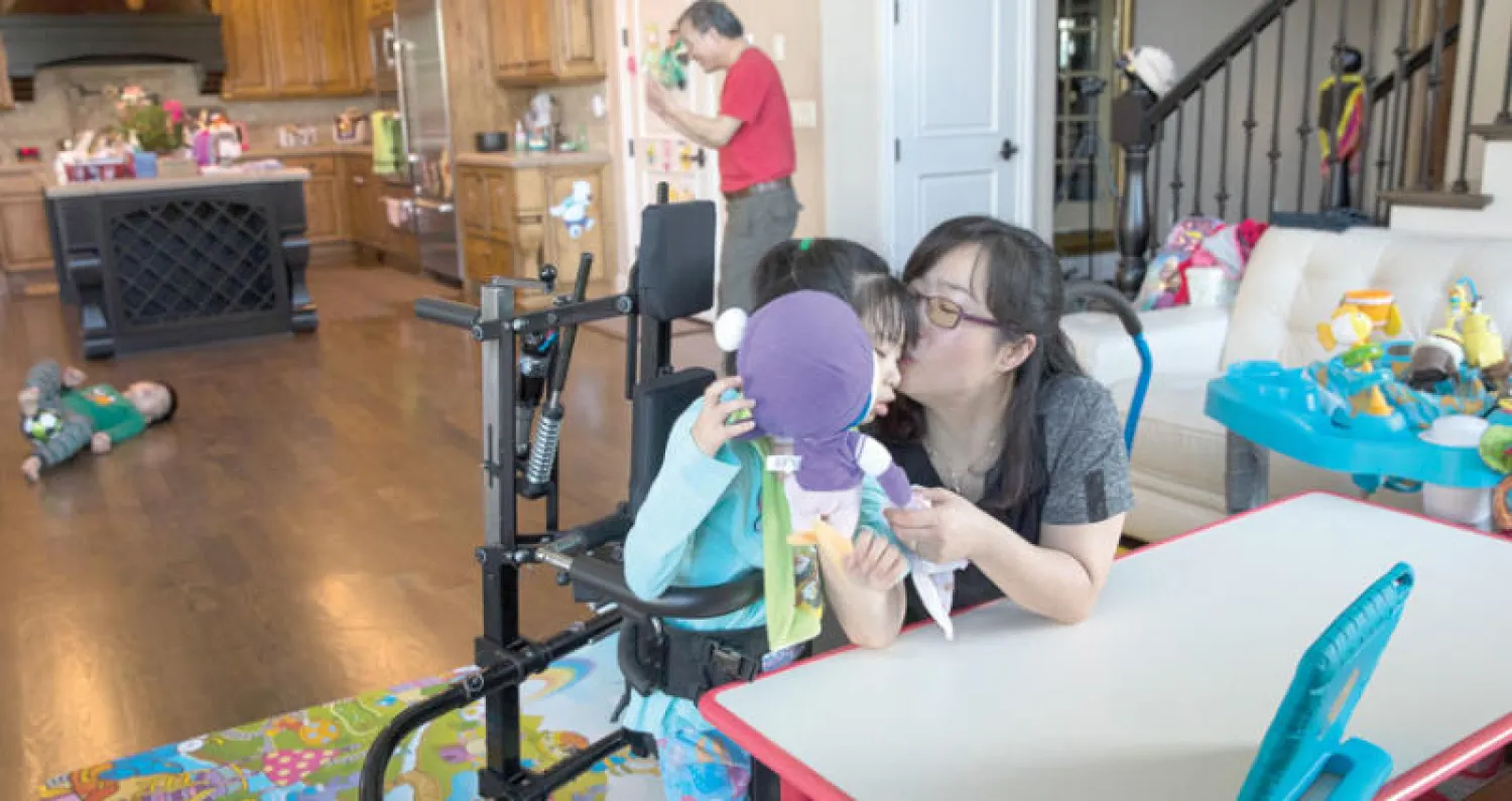 الباحثة الأميركية سوو ــ كيونغ مع ابنتها يونا لي المصابة بطفرة جينية نادرة عطلت نمو دماغها