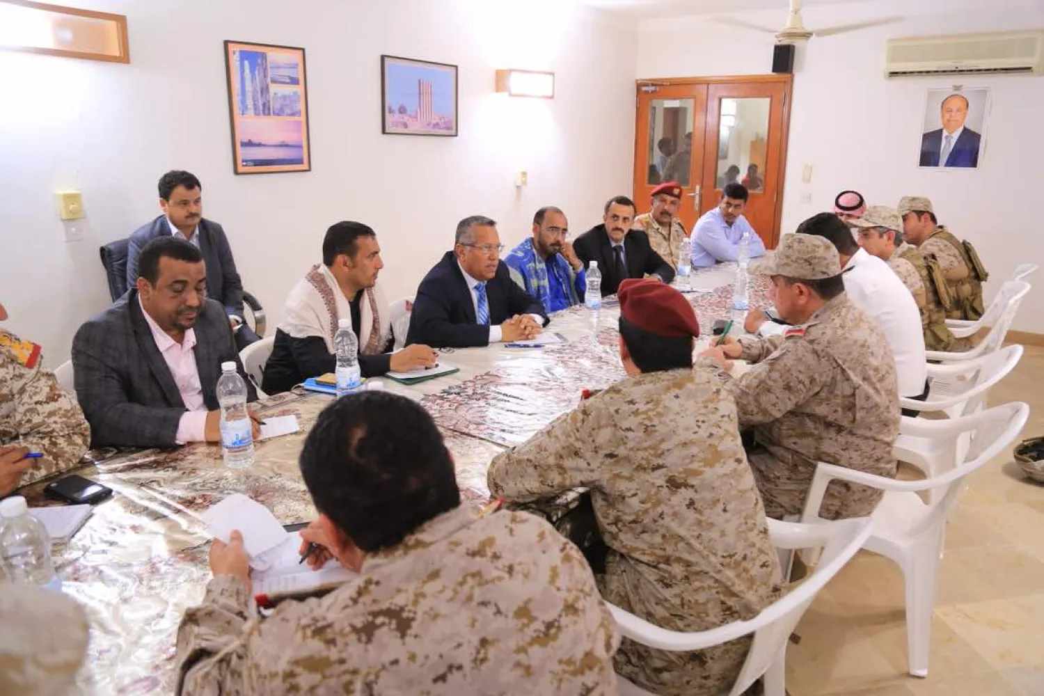 Yemeni Prime Minister Ahmed bin Daghr with Saudi officials in Socotra (Saba)