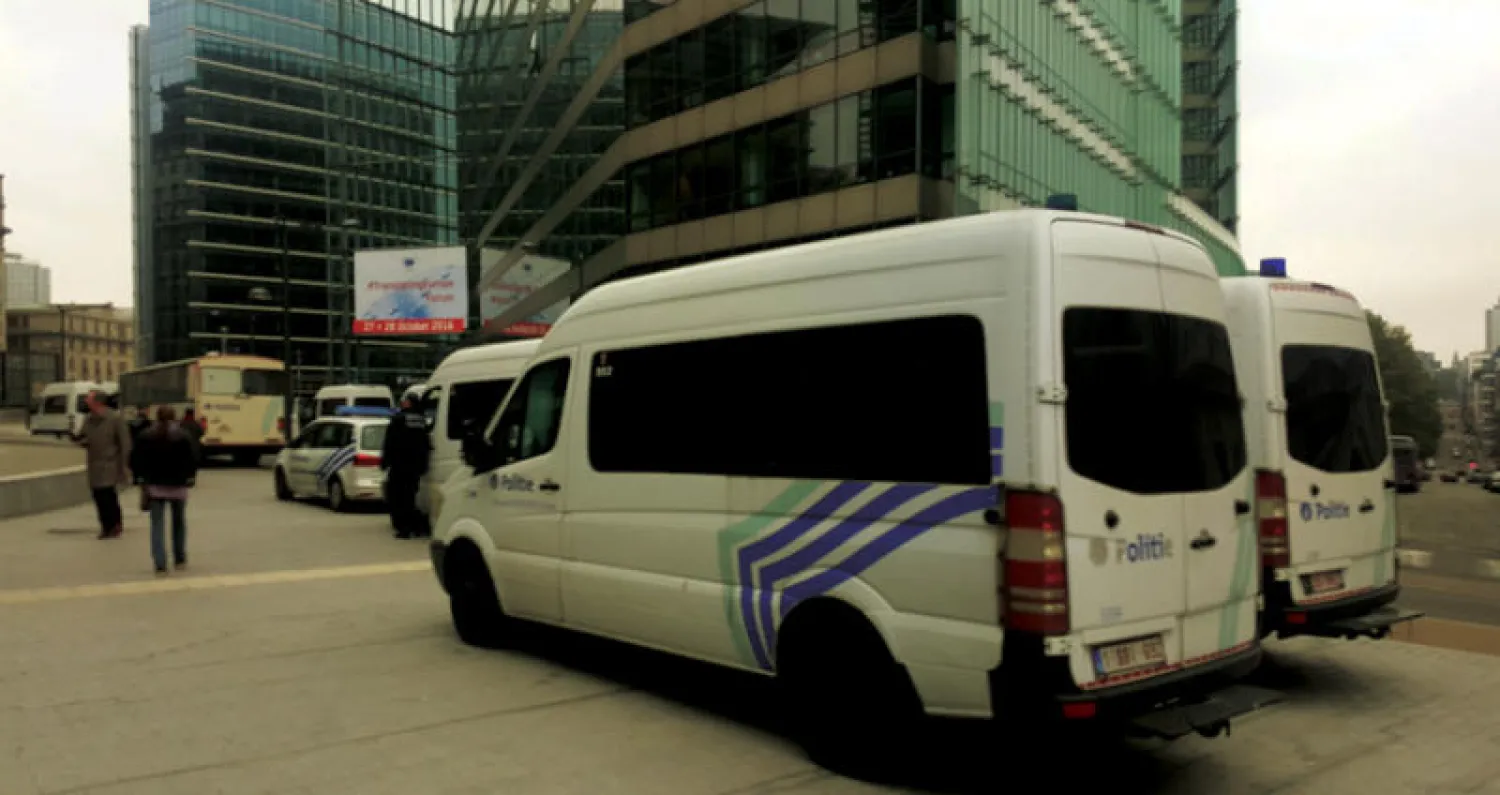 سيارات وعناصر الشرطة أمام مقار مؤسسات الاتحاد الأوروبي في بروكسل لتأمين الأماكن الاستراتيجية («الشرق الأوسط»)