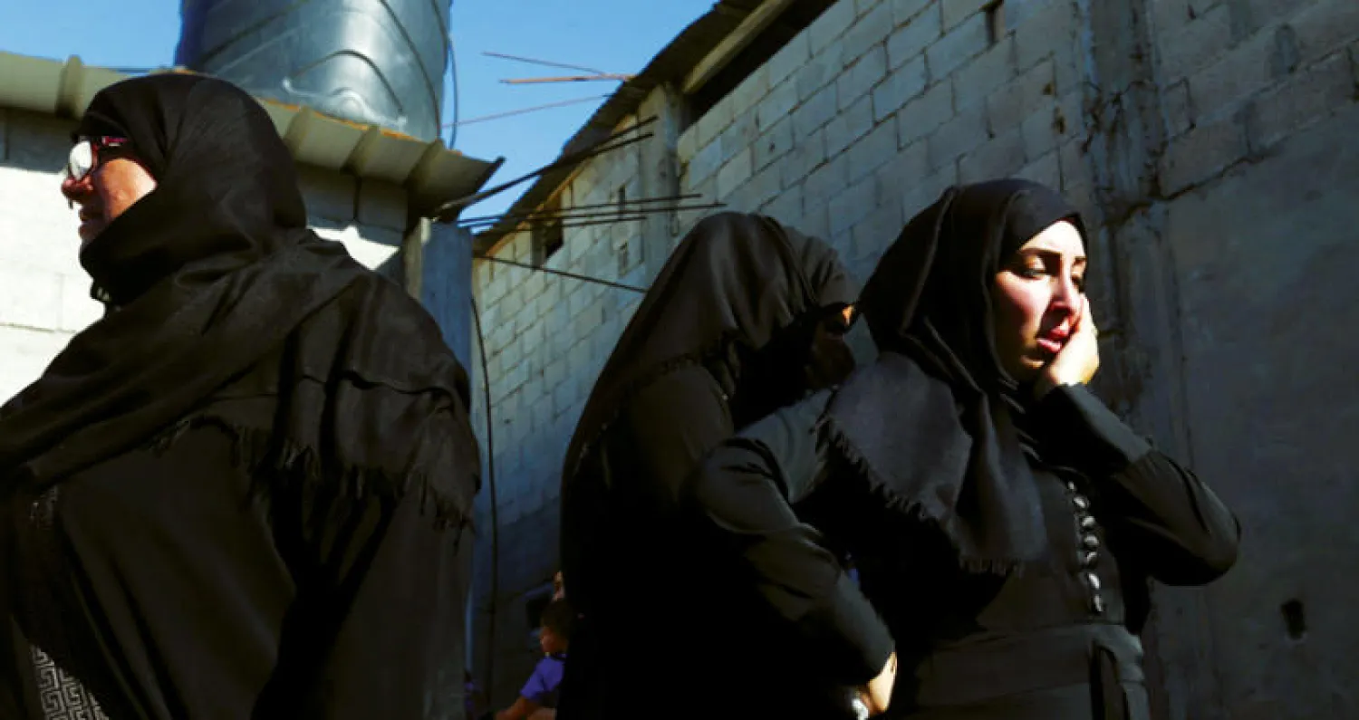 قريبات لأحد الضحايا خلال تشييعه في خان يونس أمس (رويترز)