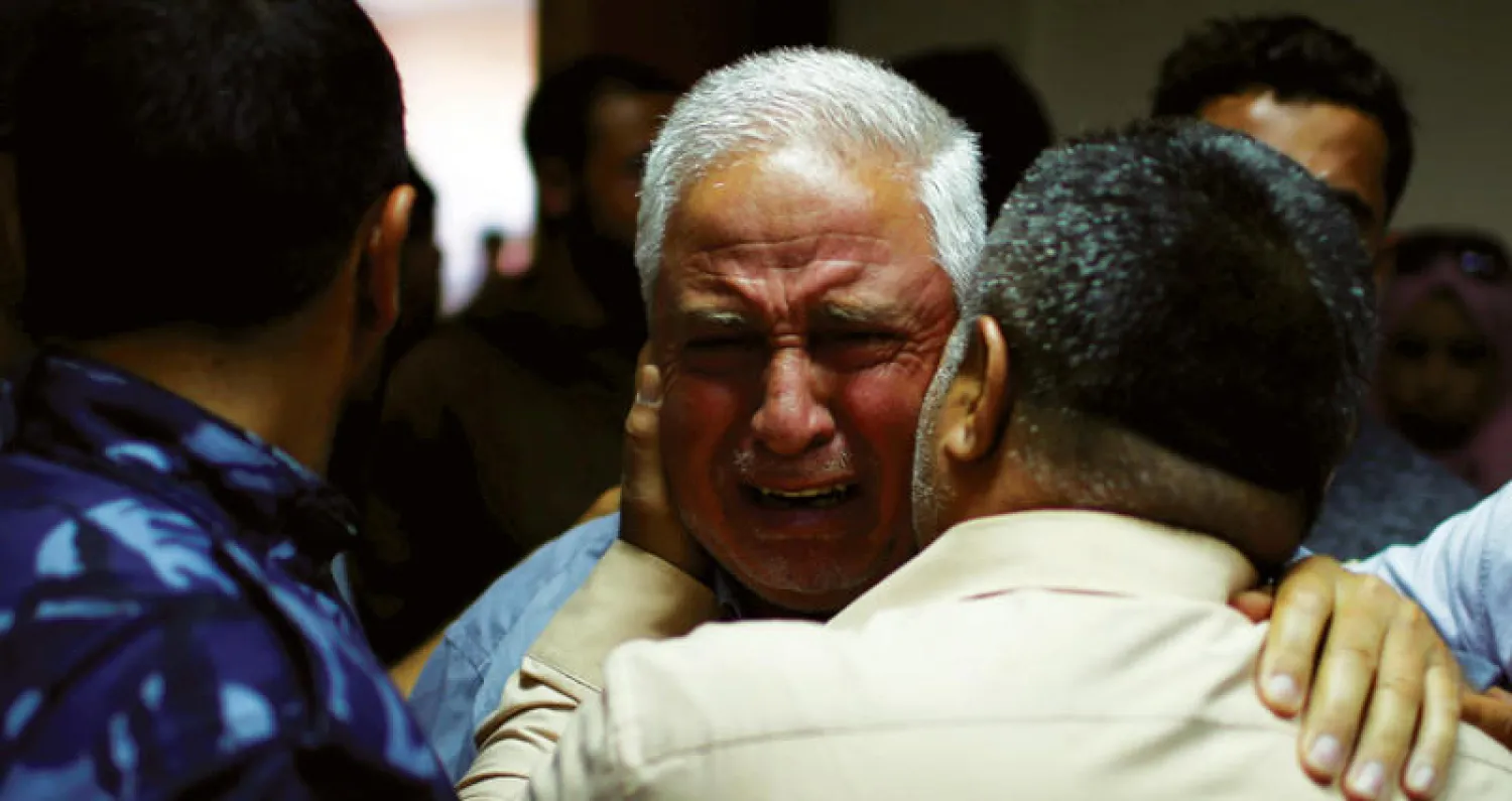 أحد أقرباء أحمد الرنتيسي الذي قُتل في المواجهات أمس يتلقى التعازي في أحد مستشفيات غزة (رويترز)