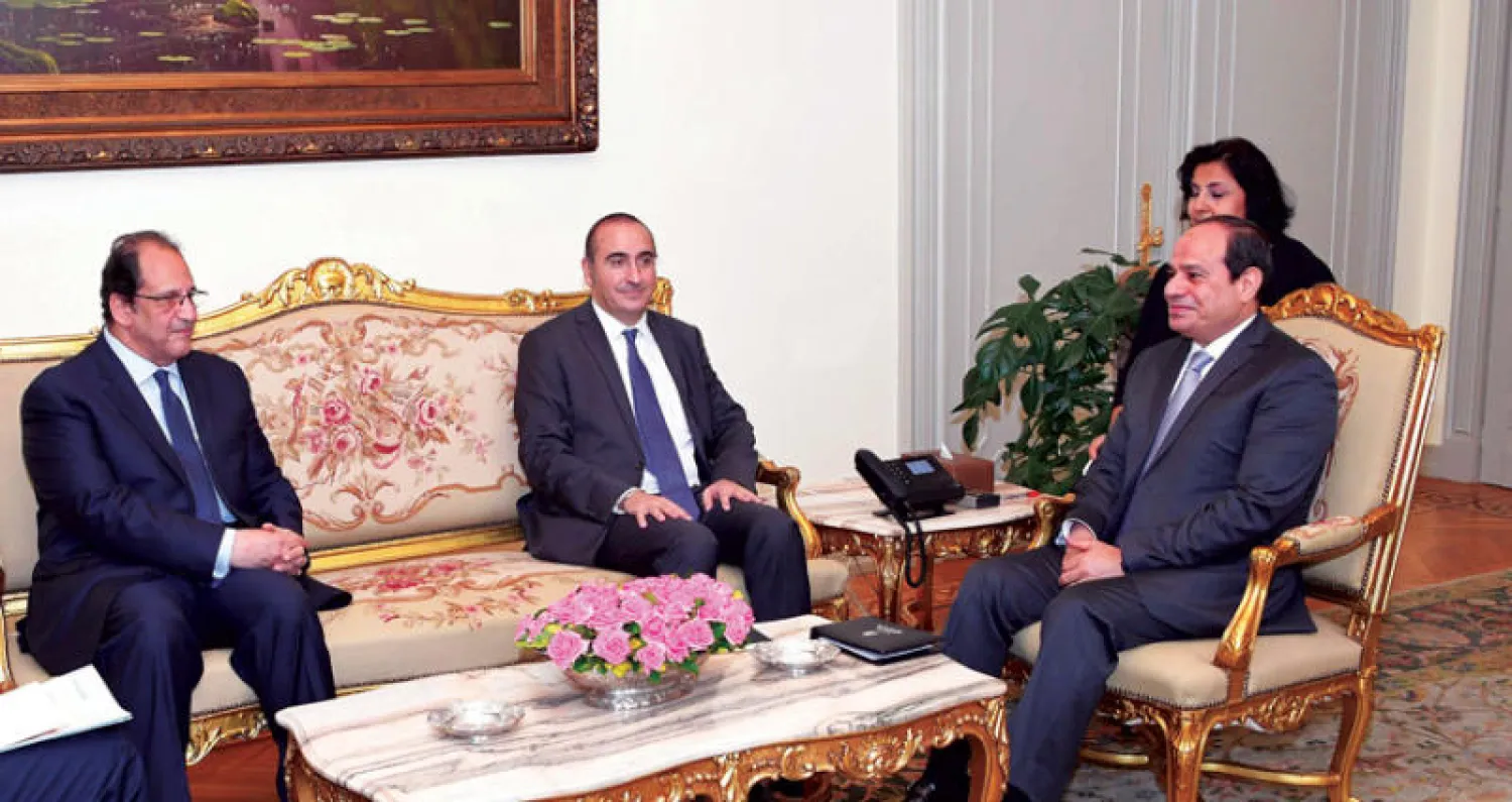الرئيس المصري عبد الفتاح السيسي يستقبل رئيس جهاز الاستخبارات الداخلية الفرنسي لوران نونيز في القاهرة أمس (صورة من الرئاسة المصرية)