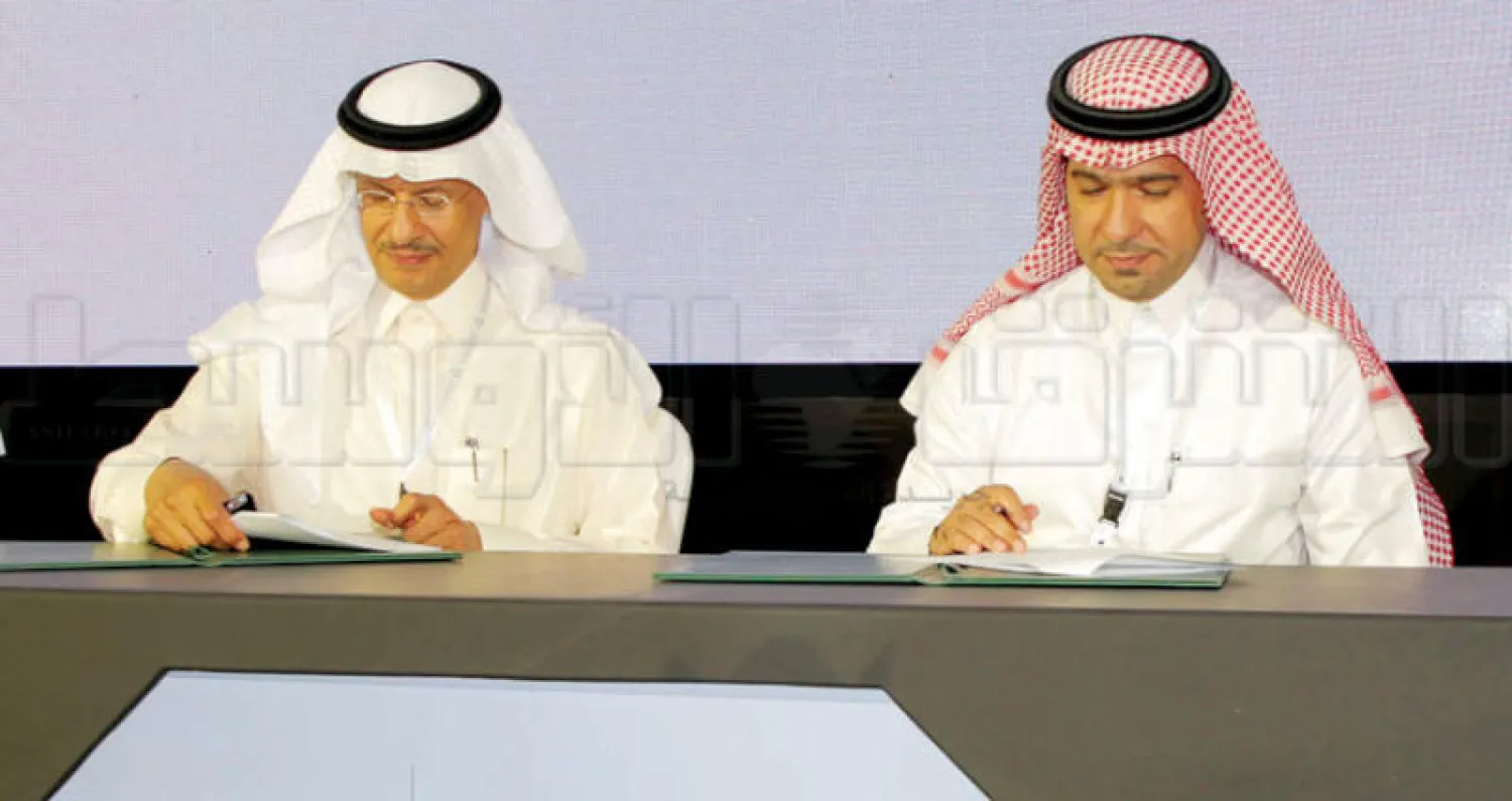 وزير الدولة لشؤون الطاقة ووزير الإسكان لدى توقيعهما مذكرة تفاهم في افتتاح المنتدى (تصوير: بدر الأحمد)