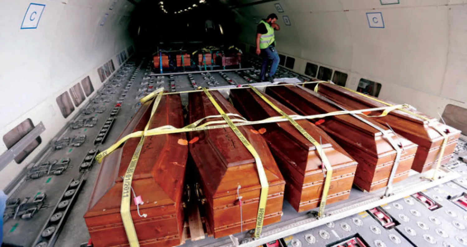 نعوش ضحايا «داعش» المصريين خلال شحنها في مصراتة أمس (رويترز)