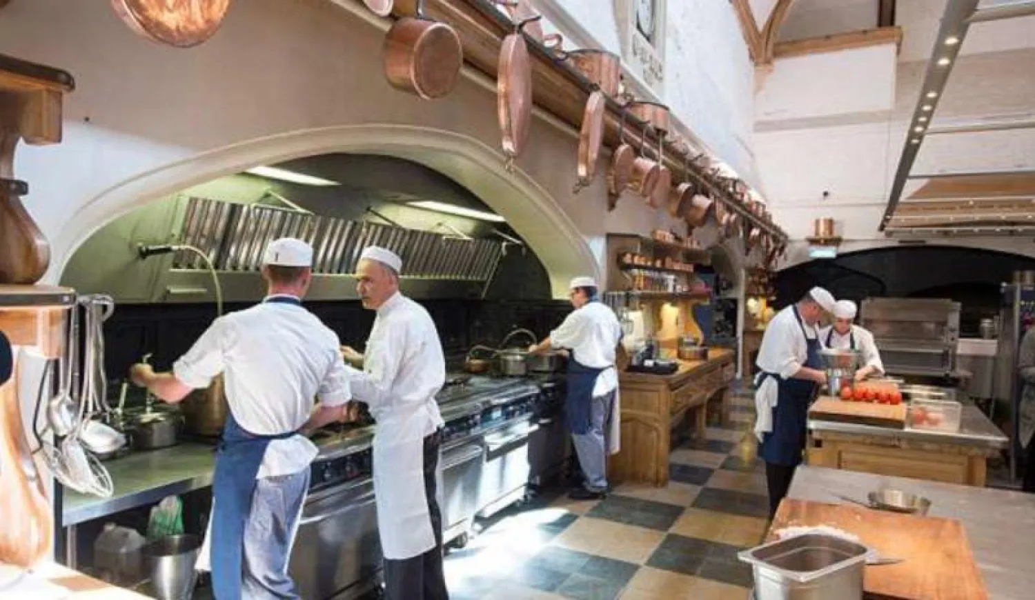 قائمة الطعام ستتضمن «أطباقاً كلاسيكية» مصنوعة من منتجات بريطانية تقليدية (رويترز)