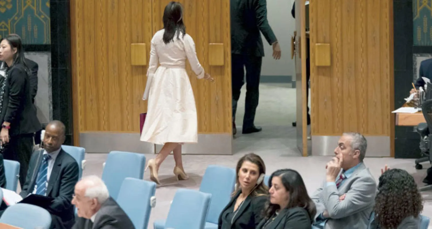 سفيرة الولايات المتحدة نيكي هيلي تغادر قاعة مجلس الأمن مع بدء مندوب فلسطين رياض منصور إلقاء كلمته أمس (أ.ب)