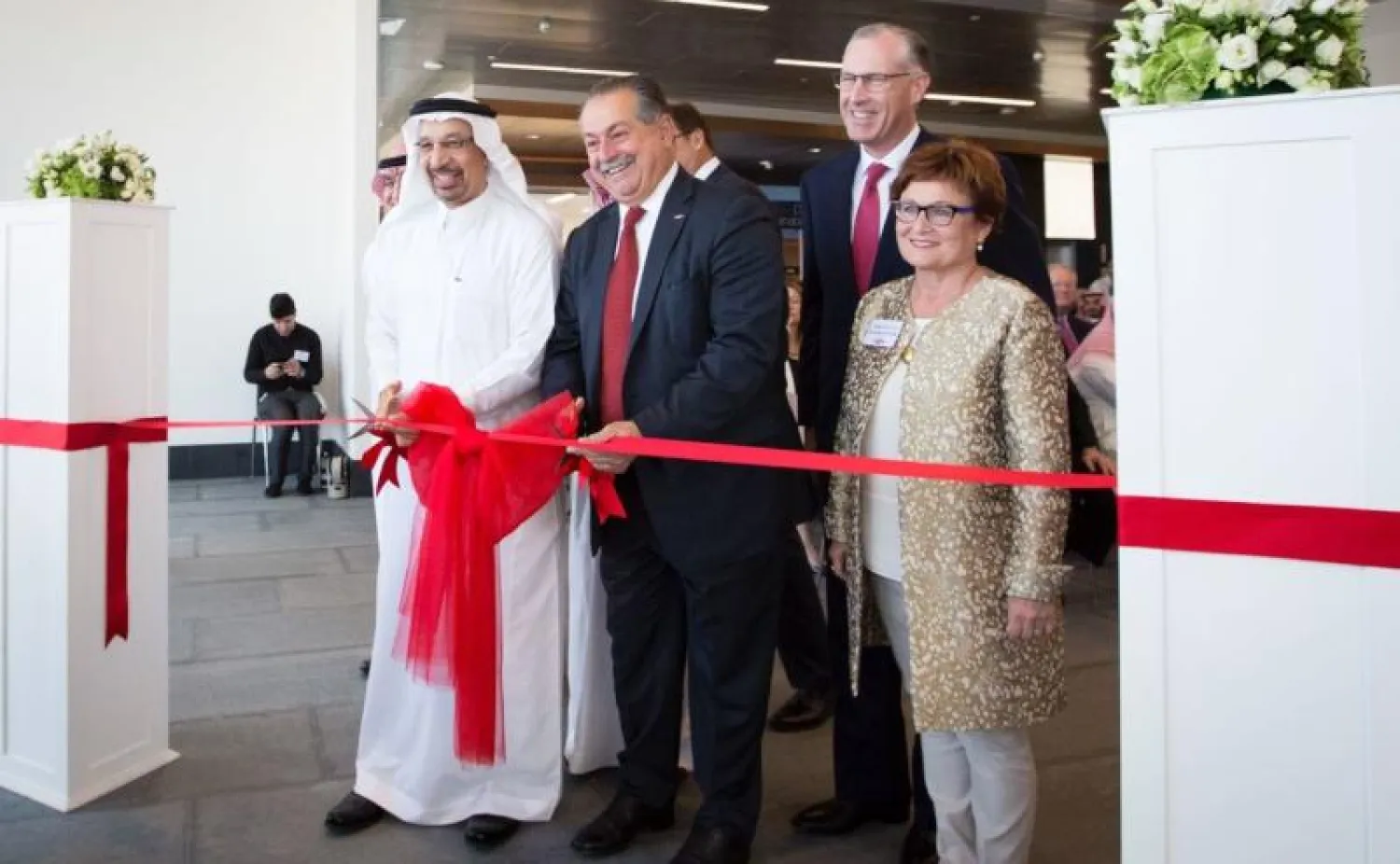 رئيس مجلس الأمناء في جامعة الملك عبد الله للعلوم والتقنية ورئيس شركة داو يفتتحان مركز الابتكار («الشرق الأوسط»)