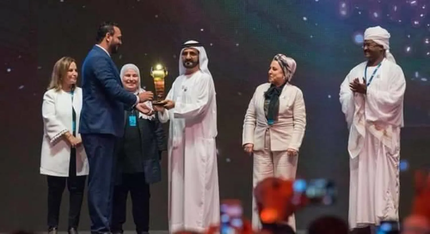 الشيخ محمد بن راشد آل مكتوم حاكم دبي والمصري محمود وحيد الفائز بلقب صانع الأمل لعام 2018 (تويتر)