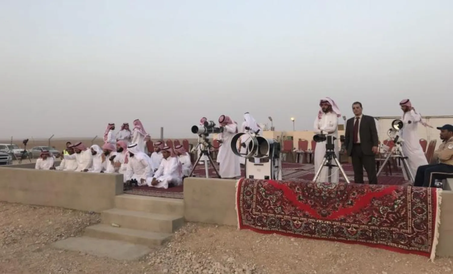 تحري هلال شهر رمضان من موقع مرصد جامعة المجمعة الفلكي والذي يقع جنوب غرب حوطة سدير (الحساب الرسمي للمرصد على «تويتر»)