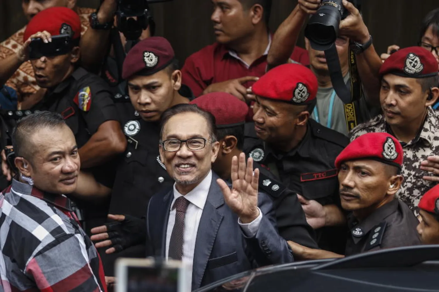 زعيم المعارضة السابق في ماليزيا أنور إبراهيم بعد الإفراج عنه (إ.ب.أ)