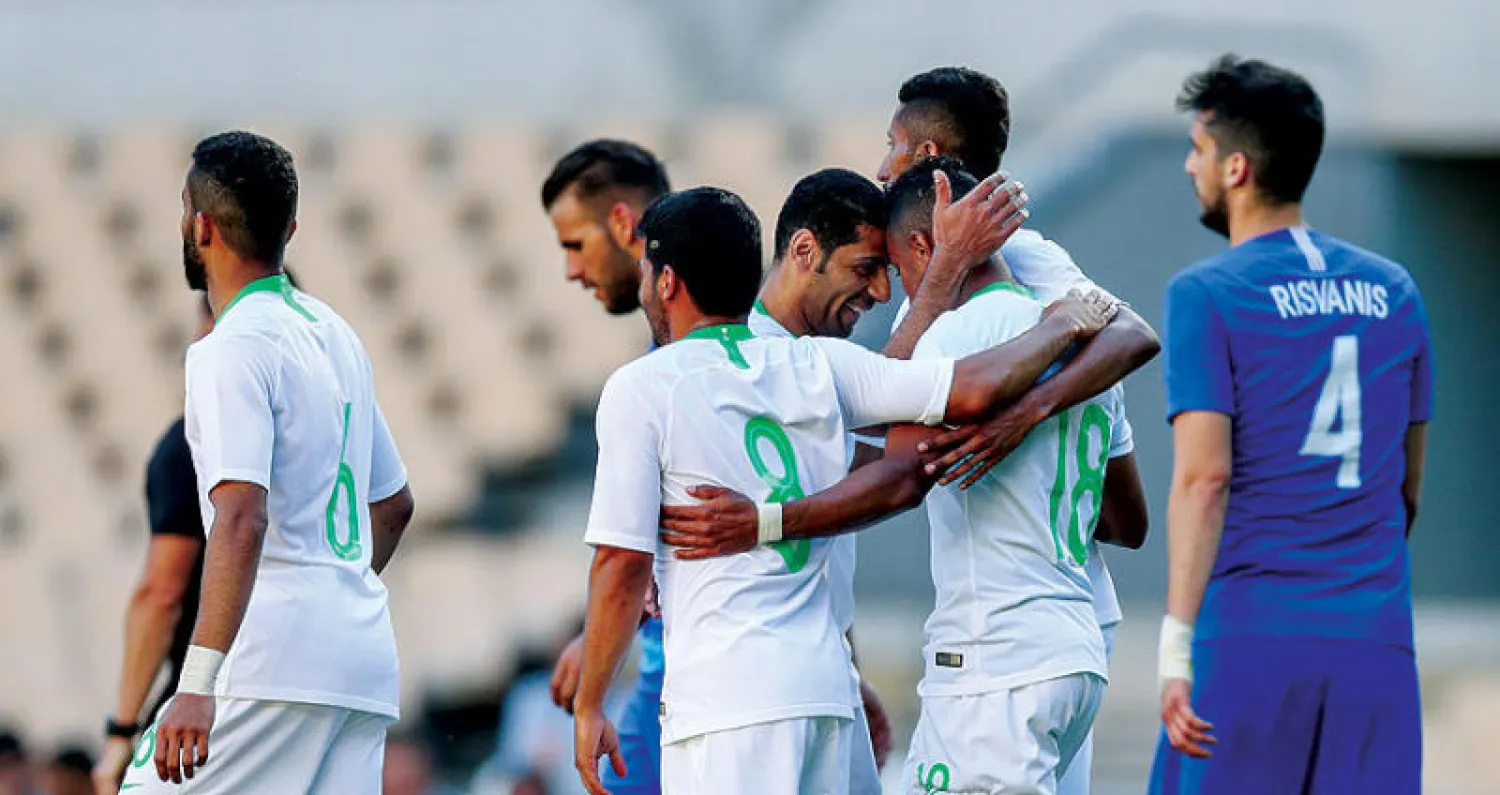 لاعبو الأخضر يحتفلون بهدفهم الأول في مرمى اليونان («الشرق الأوسط»)