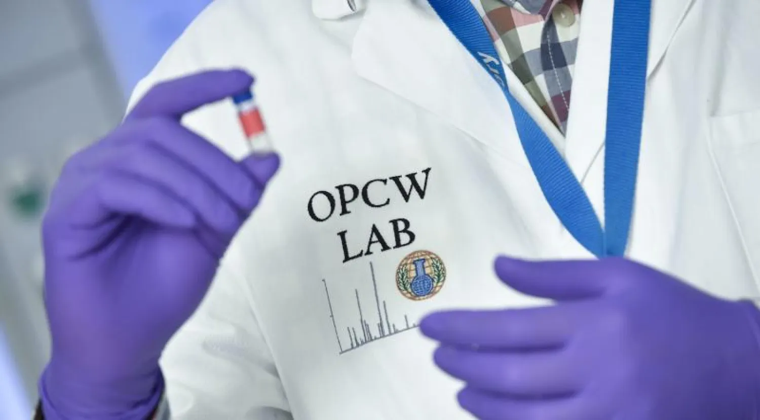 فني يعمل في احد مختبرات منظمة حظر الاسلحة الكيماوية (ا.ف.ب)