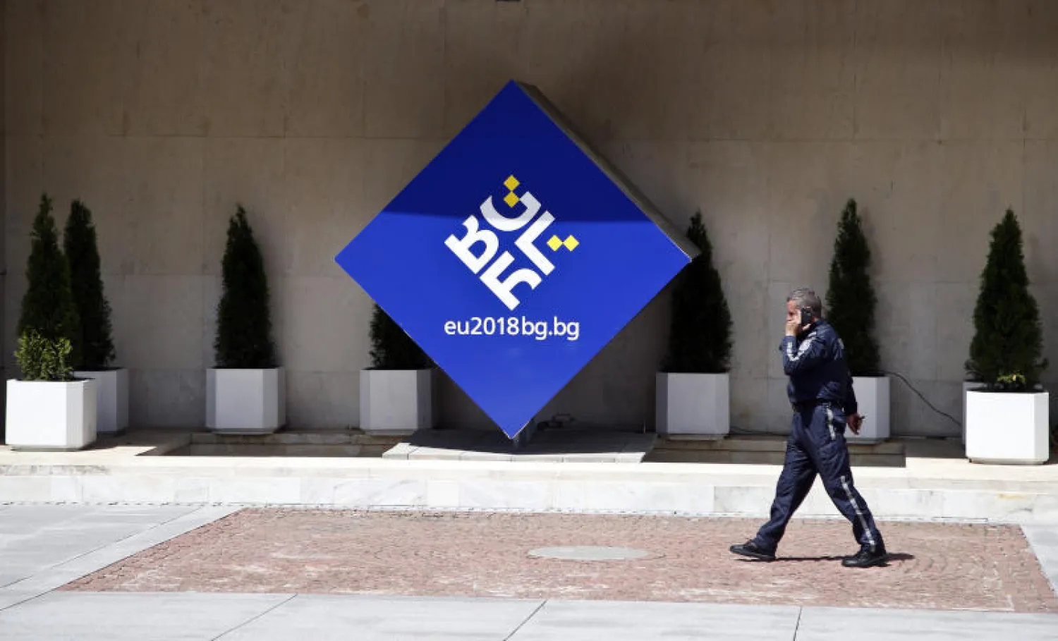 ضابط أمن يمر أمام شعار رئاسة بلغاريا للاتحاد الأوروبي قبل قمة تعقد اليوم الأربعاء في صوفيا (أ.ب)