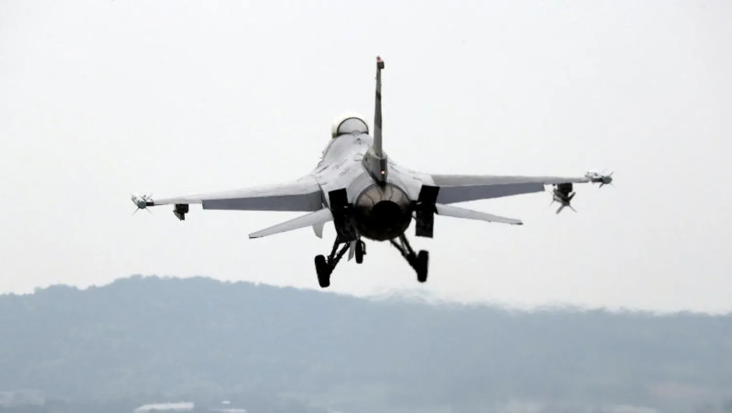 طائرة حربية أميركية تستعد للهبوط في قاعدة أوسان الجوية الأميركية في بيونغتايك بكوريا الجنوبية (أ.ب)