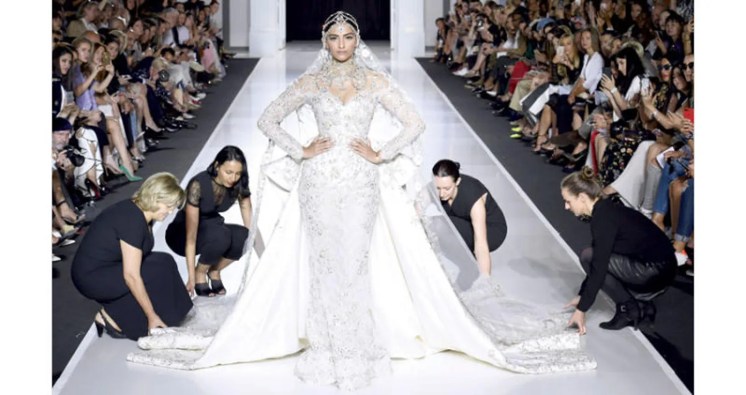 فستان الزفاف الذي ظهر في عرض الدار لخريف وشتاء 2017
